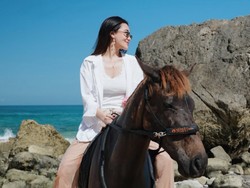 Gaya Aaliyah Massaid Liburan di Resort Mewah Sumba, Momen Berkuda Curi Atensi