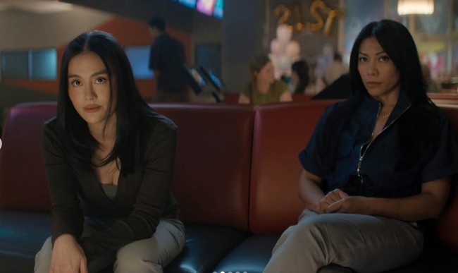 Agnez juga beradu akting dengan Anggun C. Sasmi yang berperan sebagai ibunya, Amisha Hoth. Foto: Instagram/@reacherprimevideo