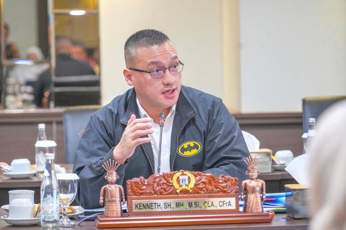Anggota DPRD DKI Jakarta, Hardiyanto Kenneth Sedang Menyampaikan Pendapatnya Pada Saat Rapat Dengar Pendapat di Kebon Sirih, Jakpus.