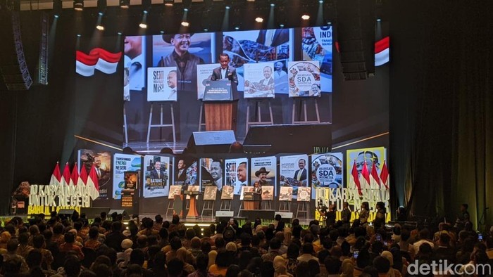 Bahlil Lahadalia di acara peluncuran bukunya 10 Karya Nyata untuk Negeri: Setengah Abad Bahlil Lahadalia di Djakarta Theater, Jakarta Pusat, Jumat (7/8/2026).