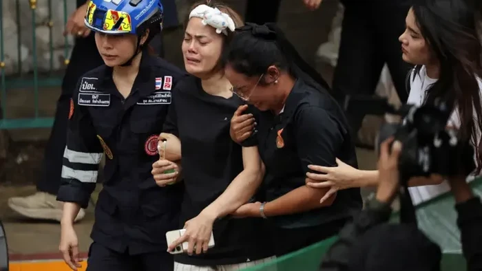 Istri seorang guru yang tewas ditembak terlihat menangis di Sekolah Debsirin Nonthaburi, setelah terjadi insiden penembakan di pinggiran Bangkok, Thailand, 7 Agustus 2026. (REUTERS/ATHIT PERAWONGMETHA)