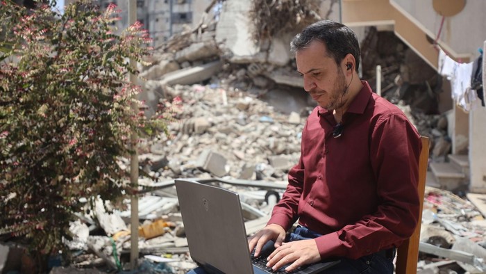 Walaa Volidis menghidupi kedua orang tuanya yang mengungsi serta empat adiknya. (BBC)