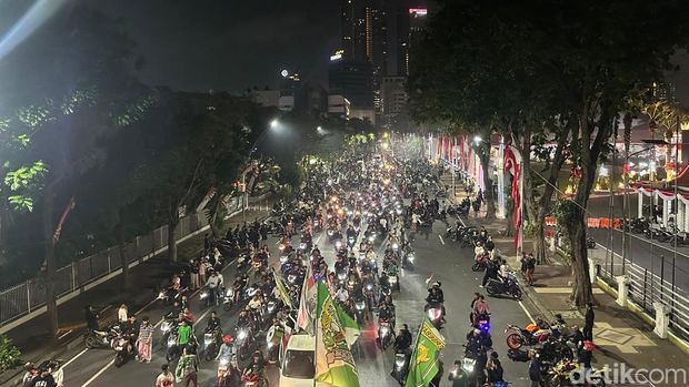 Bonek konvoi Persebaya Piala Presiden 2026 Ribuan Bonek konvoi Persebaya Piala Presiden 2026 di Jalan Gubernur Suyo Surabaya