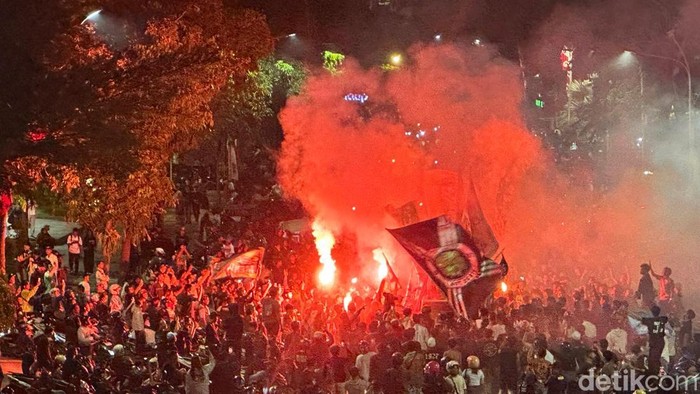 Ribuan Bonek konvoi Persebaya Piala Presiden 2026  di Jalan Gubernur Suyo Surabaya