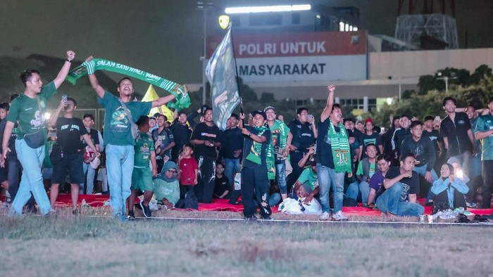 Bonek nobar di Polda Jatim