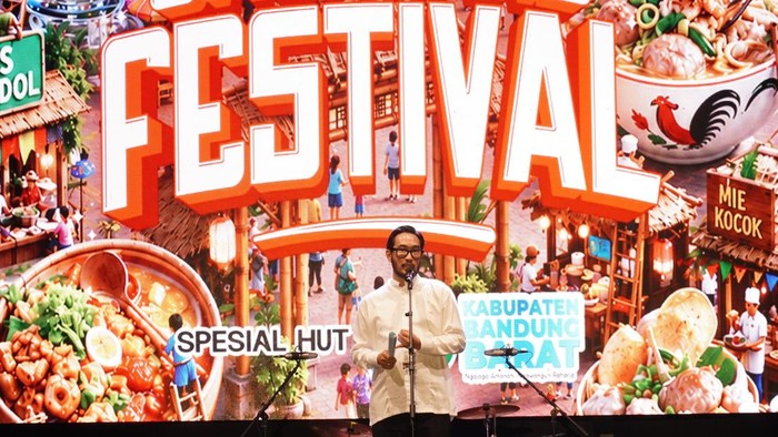 Bupati Bandung Barat, Jeje Ritchie Ismail membuka festival Jajarans dalam rangka HUT ke-19 Bandung Barat