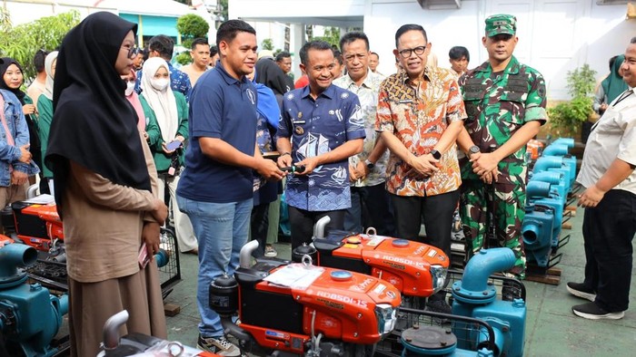 Bupati Bone, Sulawesi Selatan (Sulsel) Andi Asman Sulaiman menyalurkan 700 unit pompa air untuk mengantisipasi dampak kekeringan di 27 wilayah sentra pertanian.