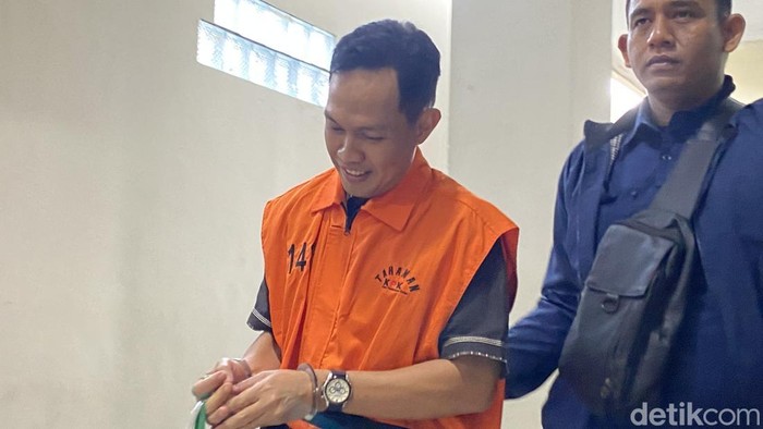 Bupati Cilacap nonaktif, Syamsul Auliya Rachman, di Pengadilan Tipikor Semarang, Jumat (7/8/2026).
