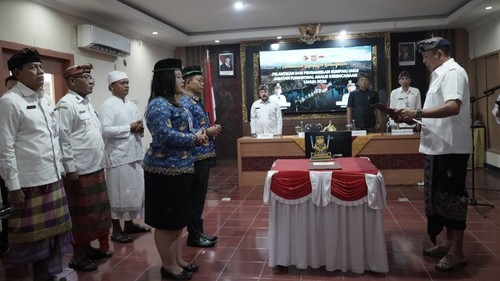 Bupati Karangasem I Gusti Putu Parwata melantik enam pejabat fungsional analis kebencanaan BPBD Karangasem, Jumat (7/8/2026). (Foto: Dok. Prokopim Karangasem)