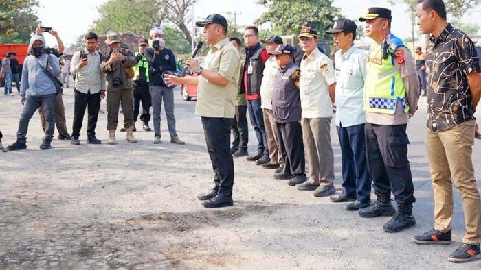 Bupati Karawang Aep Syaepuloh saat memimpin penertiban bangli di Interchange Karawang Timur