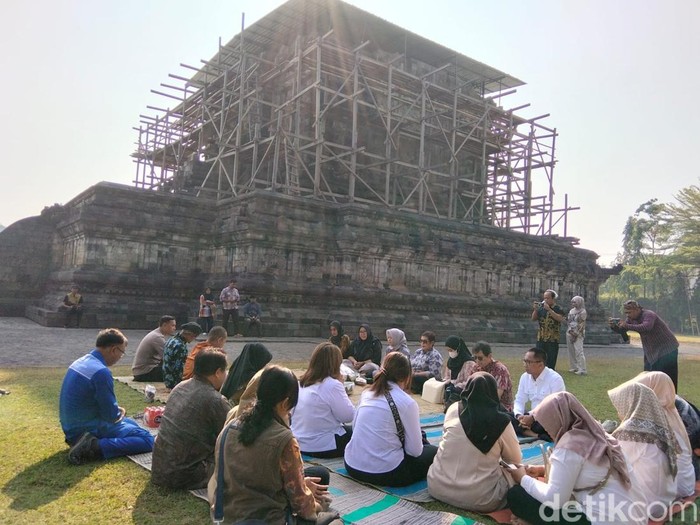 Prosesi doa bersama sebelum dimulainya pemugaran Candi Mendut, Kabupaten Magelang, Jumat (7/8/2026).