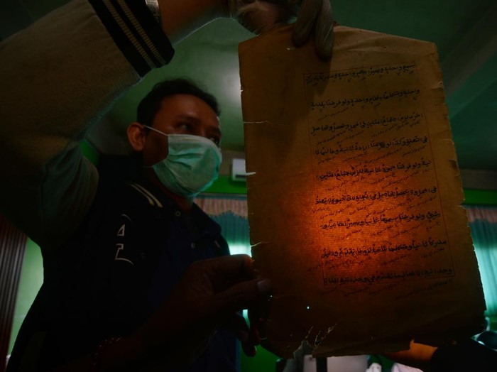 Petugas melakukan digitalisasi kitab kuno di Pondok Pesantren Yayasan Zumrotut Tholibin, Andong, Boyolali, Jawa Tengah, Jumat (7/8/2026). Dinas Arsip dan Perpustakaan bersama Dinas Pendidikan dan Kebudayaan Kabupaten Boyolali melakukan digitalisasi pengarsipan kitab manuskrip kuno atau naskah kuno dan buku kuno kisaran tahun 1930 hingga 1961 sehingga pengarsipan tersebut diharapkan dapat menjadi arsip digital dan dapat diakses oleh masyarakat luas sebagai penambahan ilmu dan bahan penelitian. ANTARA FOTO/Aloysius Jarot Nugroho/foc.
