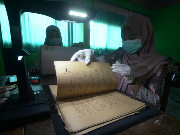 Petugas melakukan digitalisasi kitab kuno di Pondok Pesantren Yayasan Zumrotut Tholibin, Andong, Boyolali, Jawa Tengah, Jumat (7/8/2026). Dinas Arsip dan Perpustakaan bersama Dinas Pendidikan dan Kebudayaan Kabupaten Boyolali melakukan digitalisasi pengarsipan kitab manuskrip kuno atau naskah kuno dan buku kuno kisaran tahun 1930 hingga 1961 sehingga pengarsipan tersebut diharapkan dapat menjadi arsip digital dan dapat diakses oleh masyarakat luas sebagai penambahan ilmu dan bahan penelitian. ANTARA FOTO/Aloysius Jarot Nugroho/foc.