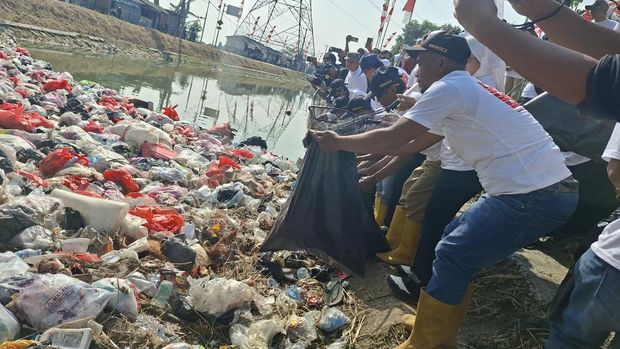 Dirjen SDA Kementerian PU Arnold Aristoteles Paplapna Ritiauw saat membuka acara Gerakan Irigasi Bersih  di Sungai Cibanten, Kota Serang.
