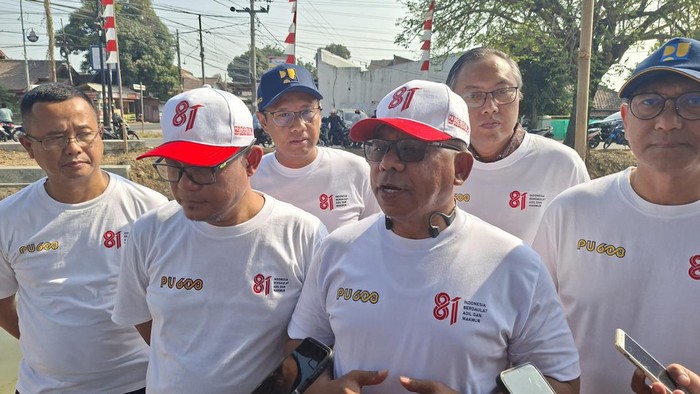 Dirjen SDA Kementerian PU Arnold Aristoteles Paplapna Ritiauw saat membuka acara Gerakan Irigasi Bersih  di Sungai Cibanten, Kota Serang.