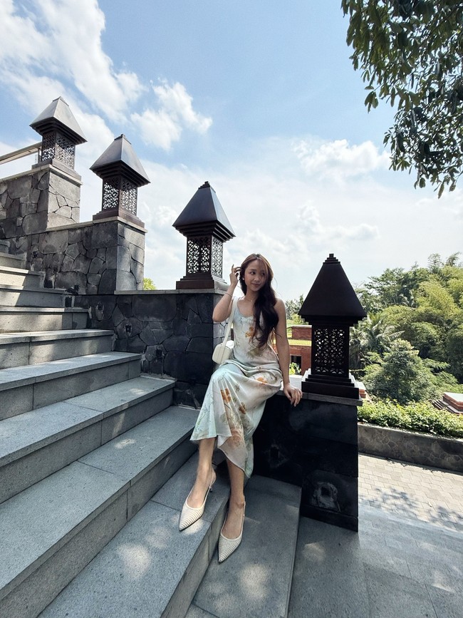 Sejak memulai debutnya di Korea Selatan, Dita mencuri perhatian karena memiliki darah bangsawan Bali dari ayahnya. Idol berusia 29 tahun ini lahir dengan nama Anak Agung Ayu Puspa Aditya Karang. Foto: dok. Instagram @hey__deets