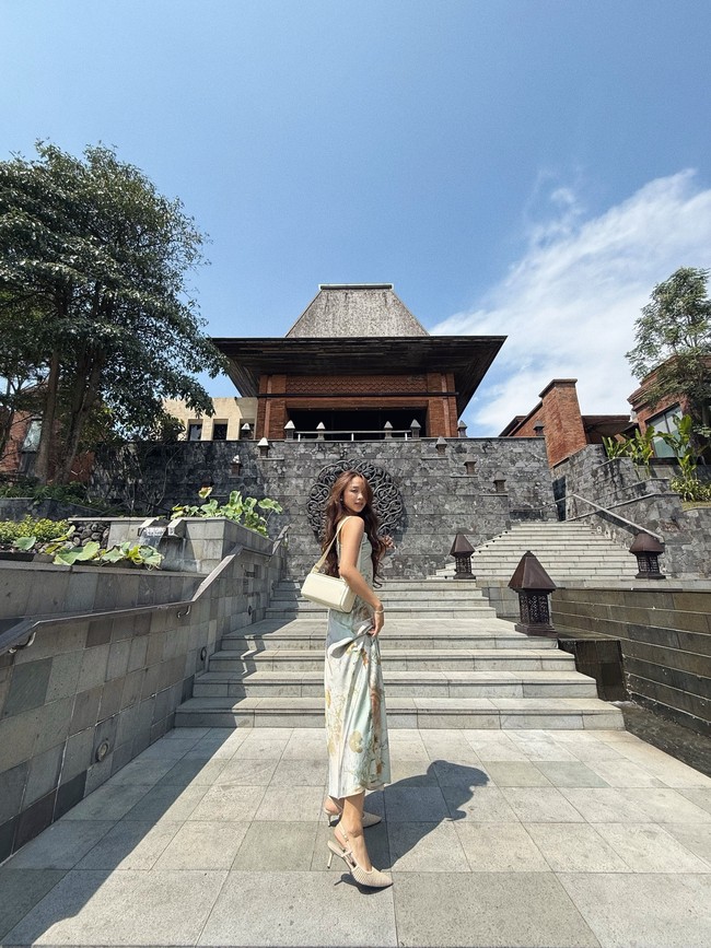 Saat tampil di variety show JTBC Knowing Bros, Dita mengungkap bahwa beberapa anggota keluarganya yang berada di Bali memang tinggal di istana. Namun, Dita menetap di rumah mewah yang ditinggali bersama keluarganya di Yogyakarta. Foto: dok. Instagram @hey__deets