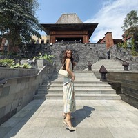 Saat tampil di variety show JTBC Knowing Bros, Dita mengungkap bahwa beberapa anggota keluarganya yang berada di Bali memang tinggal di istana. Namun, Dita menetap di rumah mewah yang ditinggali bersama keluarganya di Yogyakarta. Foto: dok. Instagram @hey__deets