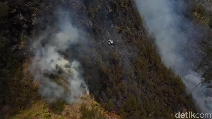Drone Water Spray turut dikerahkan untuk memadamkan api kebakaran hutan di Bromo.