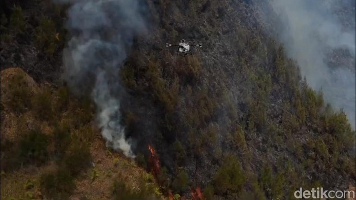 Drone Water Spray turut dikerahkan untuk memadamkan api kebakaran hutan di Bromo.