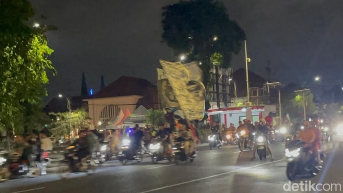 Euforia suporter Persebaya konvoi di jlanan Kota Pahlawan.