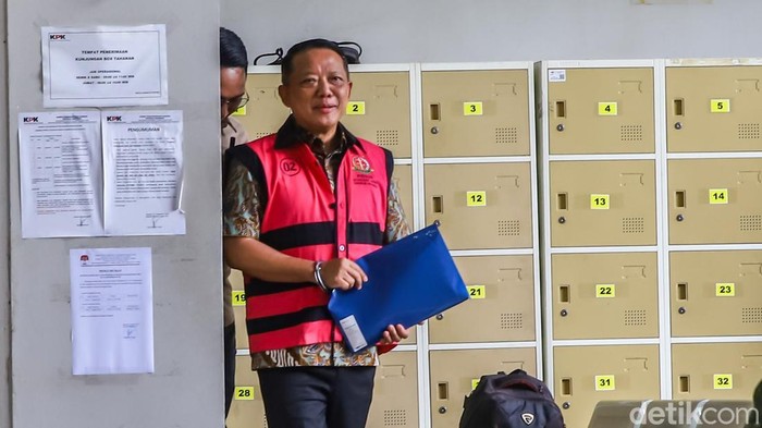 Mantan Jampidsus Febrie Adriansyah dibawa dari Rutan KPK, Kuningan, Jakarta Selatan, menuju Gedung Kejaksaan Agung, Jumat (7/8/2026).