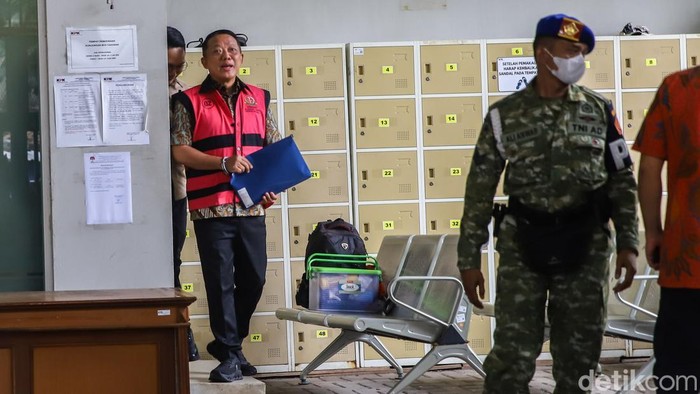 Mantan Jampidsus Febrie Adriansyah dibawa dari Rumah Tahanan (Rutan) KPK, Kuningan, Jakarta Selatan, menuju Gedung Kejaksaan Agung, Jumat (7/8/2026).