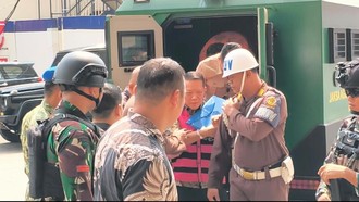 Pakai Rompi Tahanan dan Diborgol, Febrie Tiba di Kejagung untuk Diperiksa Tim 9