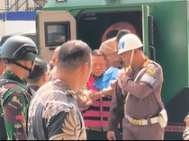 Pakai Rompi Tahanan dan Diborgol, Febrie Tiba di Kejagung untuk Diperiksa Tim 9