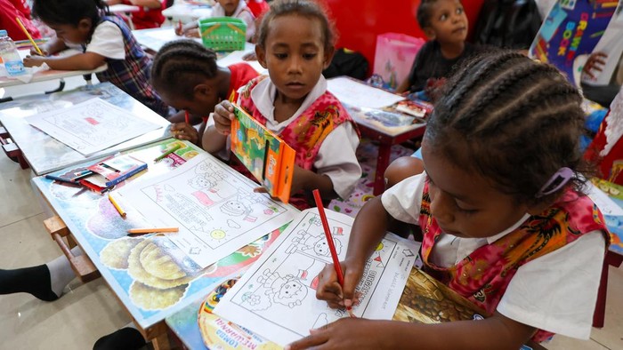 Sejumlah siswa PAUD mewarnai gambar saat mengikuti Festival PAUD Kreatif di Borarsi, Manokwari, Papua Barat, Jumat (7/8/2026). Kegiatan yang digelar oleh Pokja Bunda (PAUD) se-Kabupaten Manokwari tersebut bagian dari rangkaian peringatan Hari Ulang Tahun ke-81 Republik Indonesia, sekaligus untuk menumbuhkan kreativitas, karakter, serta kecintaan terhadap Tanah Air sejak usia dini. ANTARAFOTO/Chairil Indra/app
