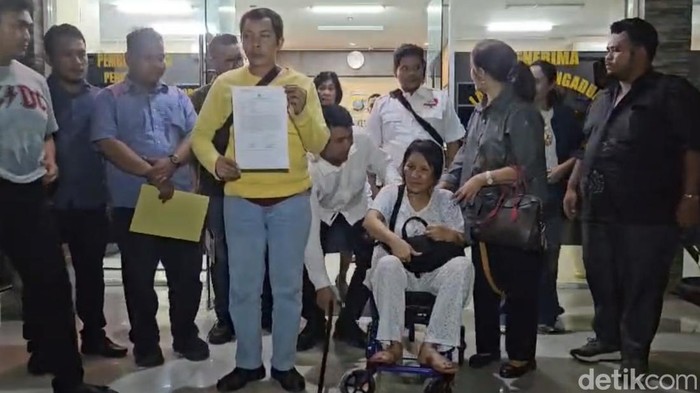 Foto: Suasana saat keluarga mantan istri brigadir I membuat laporan ke Polda Sumut (dok. Istimewa)