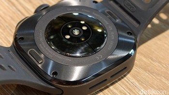 Galaxy Watch Ultra2 dirancang untuk menemani aktivitas ekstrem. Smartwatch ini mengantongi sertifikasi IP69K, ketahanan air 10ATM, MIL-STD-810H, serta EN13319 untuk aktivitas menyelam. Pengguna bahkan dapat memantau kedalaman, durasi menyelam dan suhu air langsung dari pergelangan tangan. Foto: Adi FR/detikINET