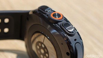 Galaxy Watch Ultra2 mempertahankan Quick Button di sisi bodi yang memudahkan pengguna mengakses fitur favorit dengan cepat. Tombol ini dapat digunakan untuk memulai aktivitas olahraga hingga mengaktifkan fungsi tertentu tanpa harus menyentuh layar. Foto: Adi FR/detikINET