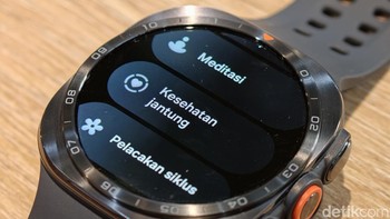 Galaxy Watch Ultra2 membawa fitur kesehatan berbasis AI melalui Samsung Health. Fitur barunya antara lain Vitals untuk membaca perubahan kondisi tubuh, Heart Health Score untuk memberikan gambaran kesehatan kardiovaskular, Daily Cardio Load, hingga Fitness Index. Foto: Adi FR/detikINET