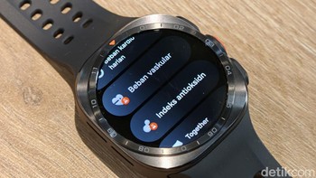 Galaxy Watch Ultra2 menjalankan Wear OS dengan antarmuka One UI Watch terbaru. Samsung mengoptimalkan tampilannya agar informasi kesehatan, olahraga, notifikasi, hingga berbagai aplikasi bisa diakses dengan cepat langsung dari pergelangan tangan. Foto: Adi FR/detikINET