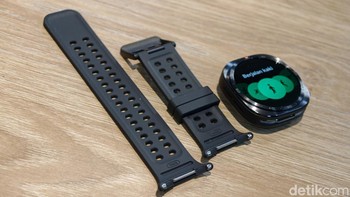Samsung menyediakan Galaxy Watch Ultra2 dengan strap yang dirancang untuk menunjang aktivitas outdoor dan olahraga. Mekanisme pemasangannya dibuat praktis sehingga pengguna dapat mengganti strap dengan cepat untuk menyesuaikan aktivitas maupun gaya sehari-hari. Foto: Adi FR/detikINET