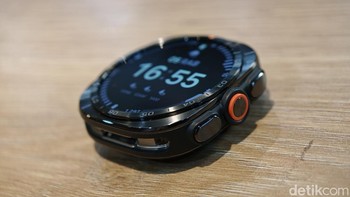 Galaxy Watch Ultra2 hadir dalam ukuran 47 mm dengan casing berbahan titanium. Meski mengusung baterai lebih besar, bodinya dibuat 12% lebih tipis dibandingkan Galaxy Watch Ultra generasi sebelumnya sehingga lebih nyaman dikenakan sehari-hari. Foto: Adi FR/detikINET