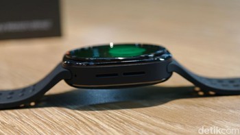 Salah satu peningkatan terbesar ada di baterai. Galaxy Watch Ultra2 membawa kapasitas 800 mAh, naik 35% dari generasi sebelumnya. Samsung mengklaim baterainya mampu bertahan hingga 60 jam dengan Always On Display aktif. Foto: Adi FR/detikINET