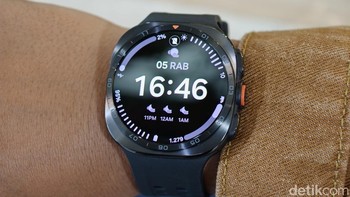 Samsung membekali Galaxy Watch Ultra2 dengan layar Super AMOLED 1,52 inch beresolusi 498 x 498 pixel. Tingkat kecerahannya mencapai 5.000 nit, membuat informasi di layar tetap mudah dilihat saat digunakan di bawah terik Matahari. Foto: Adi Fida Rahman/detikINET Foto: Adi FR/detikINET