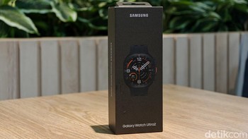 Galaxy Watch Ultra2 menjadi smartwatch paling tangguh Samsung saat ini. Generasi terbaru ini membawa sejumlah peningkatan, mulai dari bodi yang lebih ramping, layar lebih terang, chipset baru, hingga baterai berkapasitas lebih besar. Foto: Adi FR/detikINET