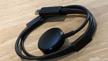 Pengisian baterai Galaxy Watch Ultra2 kini lebih cepat. Fitur Fast Charging diklaim mampu mengisi baterai hingga sekitar 40% hanya dalam waktu 30 menit. Foto: Galaxy Watch Ultra 2