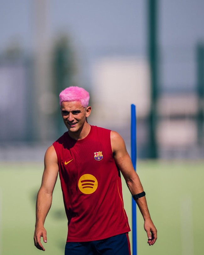 Keesokan harinya, Gavi memperlihatkan gayanya latihan perdana bersama Barcelona dengan rambut pink. Dalam foto, penampilannya semakin mencuri perhatian karena warna terang tersebut. Foto: Instagram @pablogavi