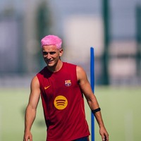 Keesokan harinya, Gavi memperlihatkan gayanya latihan perdana bersama Barcelona dengan rambut pink. Dalam foto, penampilannya semakin mencuri perhatian karena warna terang tersebut. Foto: Instagram @pablogavi