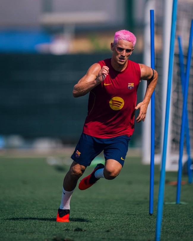 Gavi bukan tanpa alasan mengecat rambutnya dengan warna pink. Penampilan drastis itu adalah janjinya untuk mewarnai rambut pink jika menang Piala Dunia.Foto: Instagram @pablogavi
