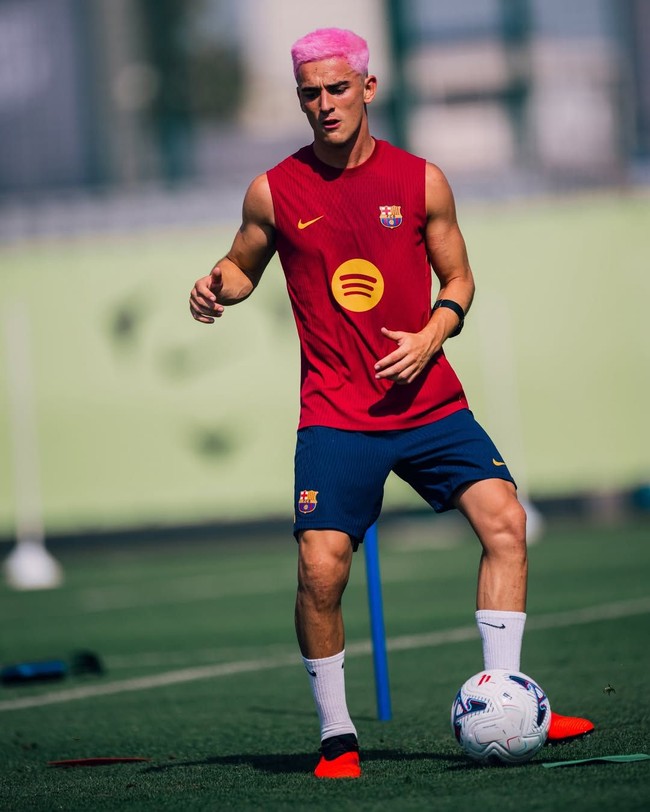 Gavi memamerkan gaya terbaru yang mengejutkannya dan langsung jadi perbincangan. Pemain ‘Barcelona’ tersebut kini tampil dengan rambut pink. Foto: Instagram @pablogavi