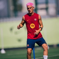 Gavi memamerkan gaya terbaru yang mengejutkannya dan langsung jadi perbincangan. Pemain ‘Barcelona’ tersebut kini tampil dengan rambut pink. Foto: Instagram @pablogavi