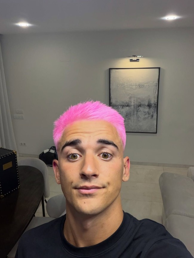 Gavi pertama kali mengungkap penampilan terbaru pada Kamis lalu. Ketika itu, ia mengunggah selfie dengan rambut yang tampaknya baru dicat. Foto: Instagram @pablogavi