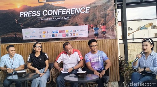 General Manager The Golo Mori, Wahyuaji Munarwiyanto (tiga dari kiri) saat konferensi pers Golo Mori Sunset Run (GMSR) di Labuan Bajo, Jumat (7/8/2026). (Foto: Ambrosius Ardin/detikBali)