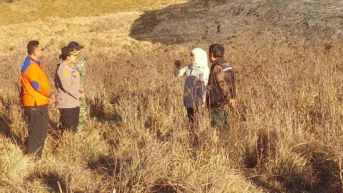 Gubernur Khofifah saat meninjau kebakaran Bromo