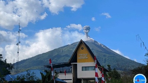 Gunung Ile Lewotolok meletus, Jumat (7/8/2026).